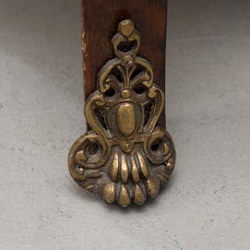 VITRIINIKAAPPI, rokokootyyli, 1800-luvun loppu.