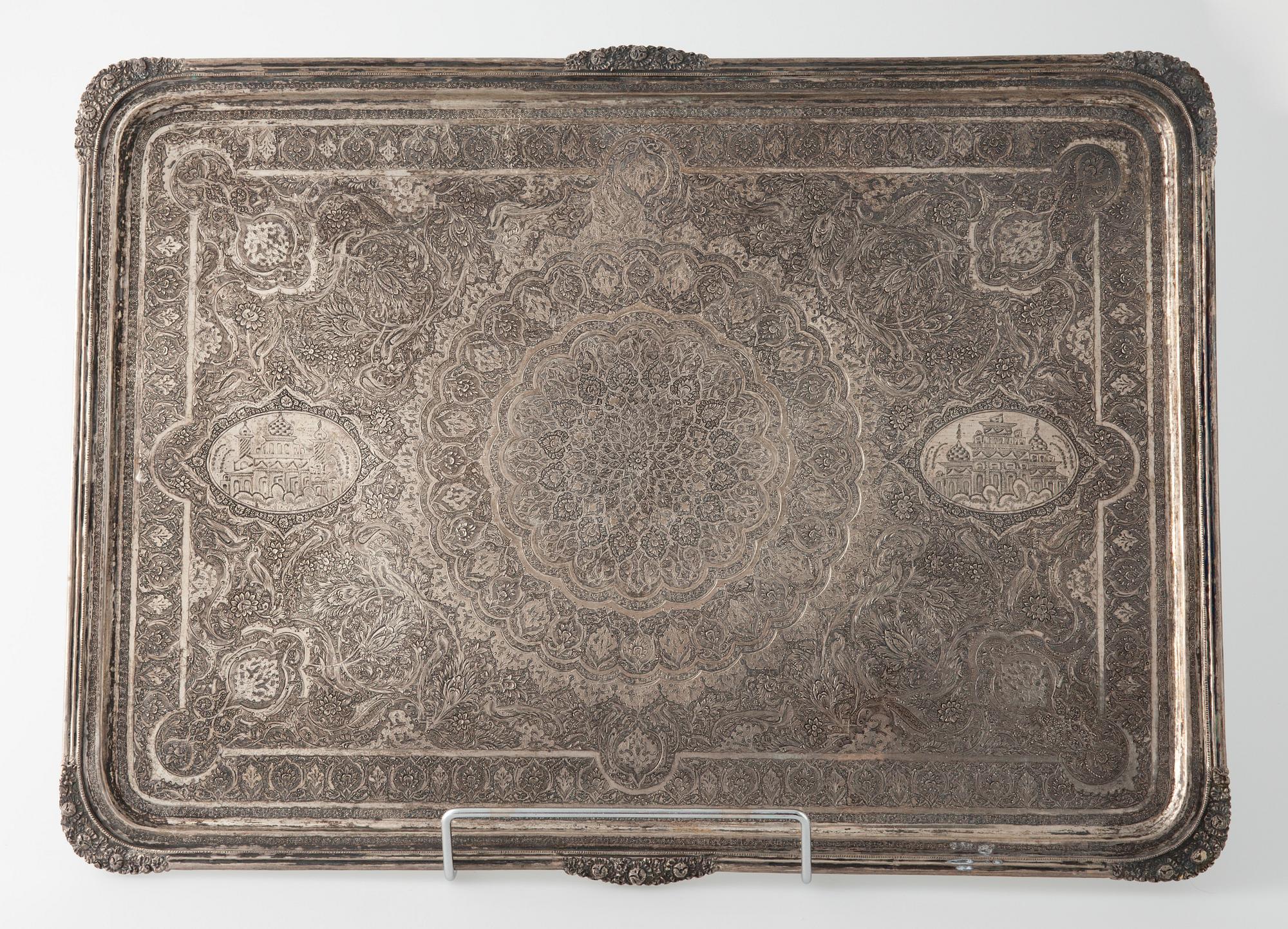 BRICKA, silver, Persien, 1900-talets andra hälft, vikt 1578 g.