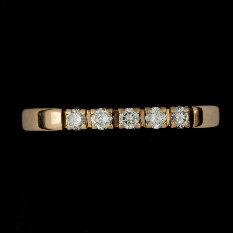 RING, alliansring, 14k guld med 5 små briljantslipade diamanter, tot ca 0,19 ct. Vikt ca 2,6 gram.