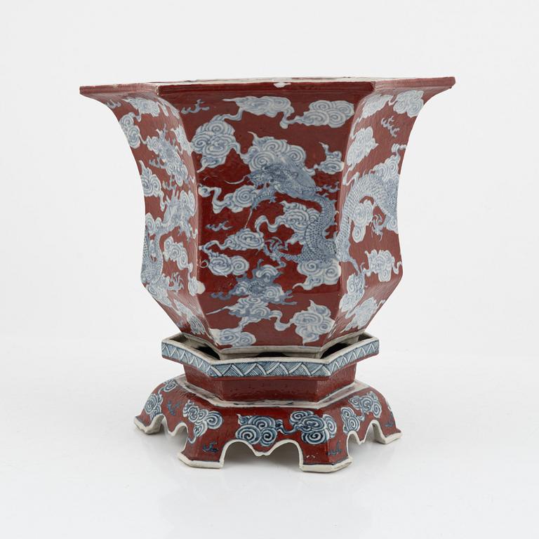 A Chinese porcelain dragon flower pot with stand, late Qing dynasty / early 20th century.
