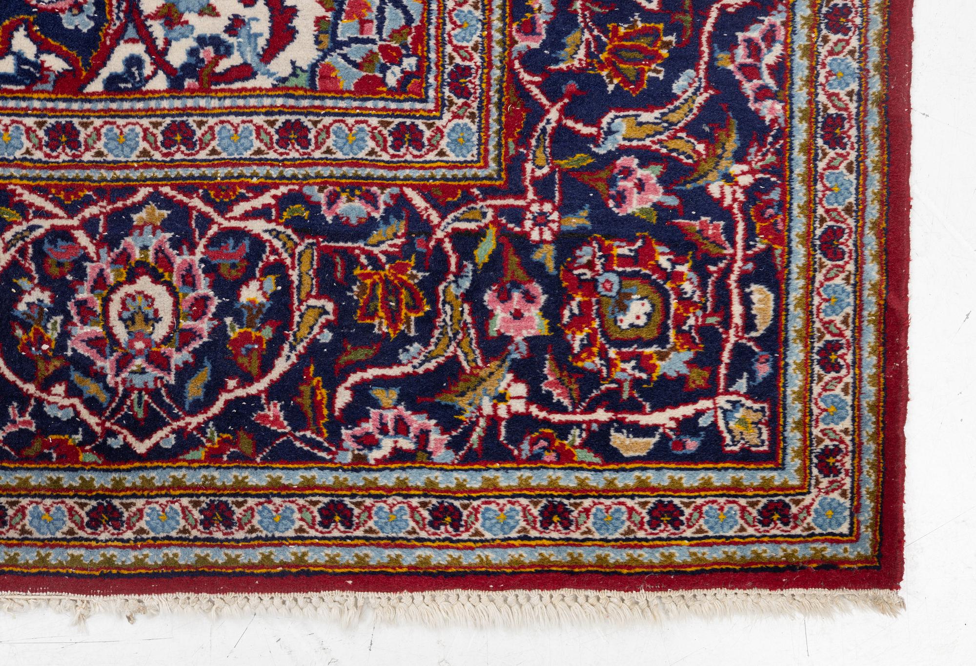 A Kashan carpet, c. 309 x 202 cm.