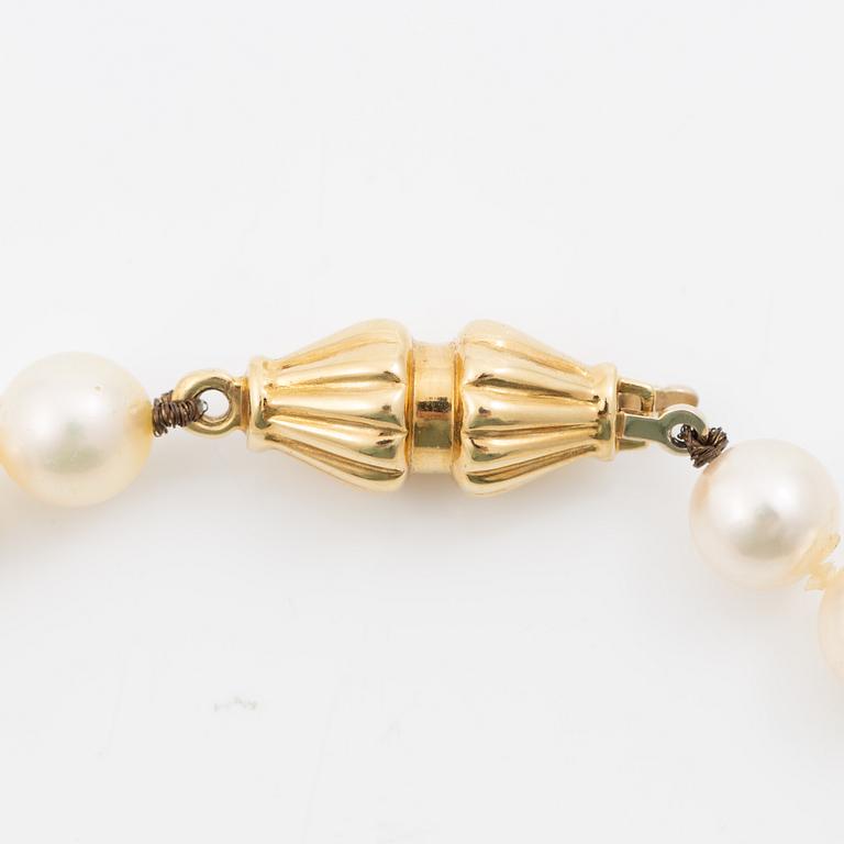 Pärlcollier, odlade pärlor, lås i 18K guld.