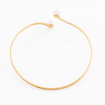 Bangle 18K gold with cultured pearls.