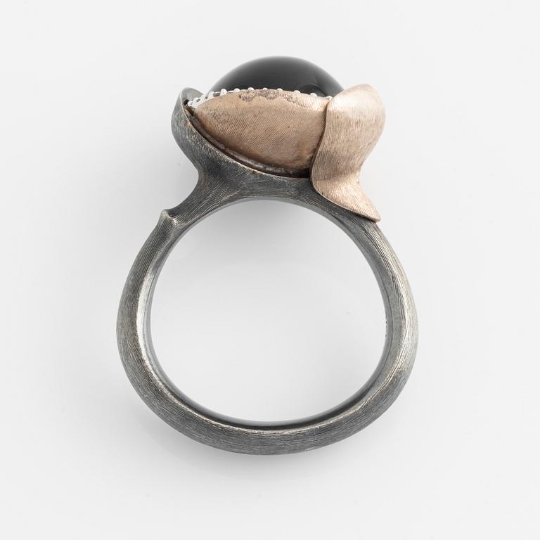 Ole Lynggaard, ring, "Lotus", onyx and brilliant-cut diamonds.