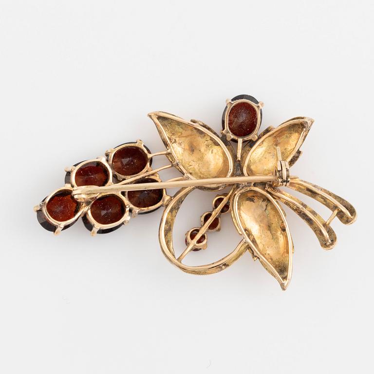 Gold and garnet flower brooch.