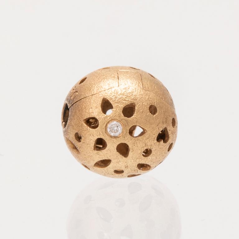 Ole Lynggaard, lås "Lace" 18K guld med briljantslipade diamanter samt collier av odlade sötvattenpärlor.