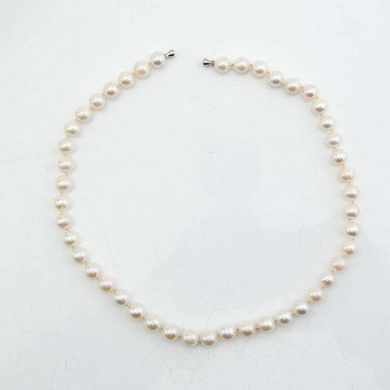 Necklace with cultured pearls, with Ole Lynggaard drops.