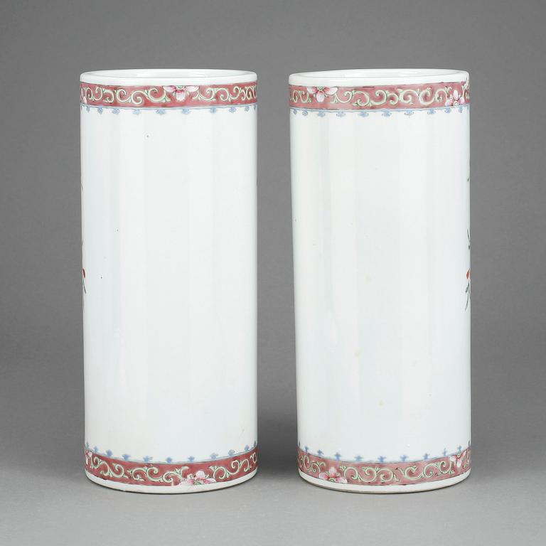 PENSELVASER, ett par, porslin, Kina 1900-tal.