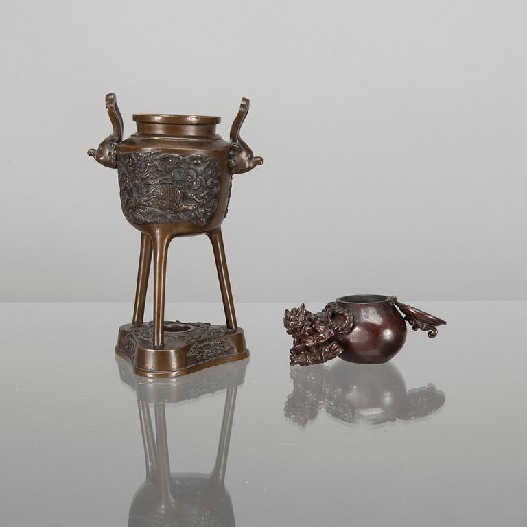 RÖKELSEKAR och BLÄCKHORN, brons, Kina, sekelskiftet 1800/ 1900.