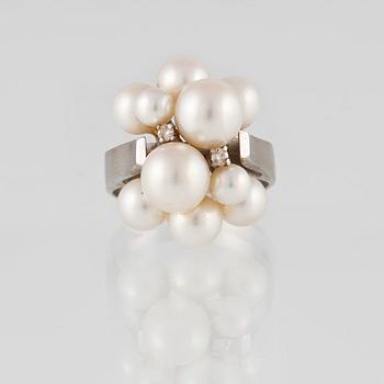 RING, 14K vitguld med odlade pärlor samt två briljantslipade diamanter. Vikt 7,2 gram.