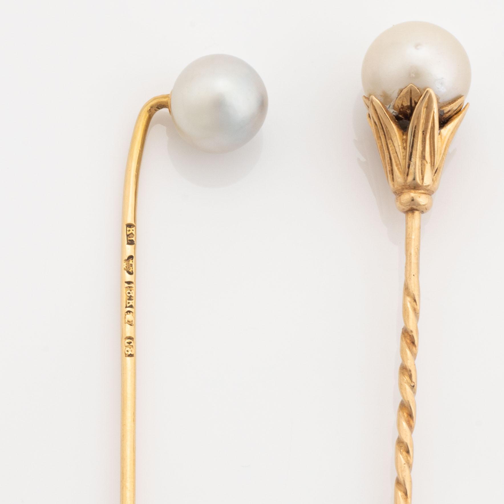 Two pins and pair of shirt buttons 18K gold with pearls.