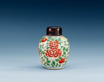1560. A Transitional wucai teacaddy, 17th Century.