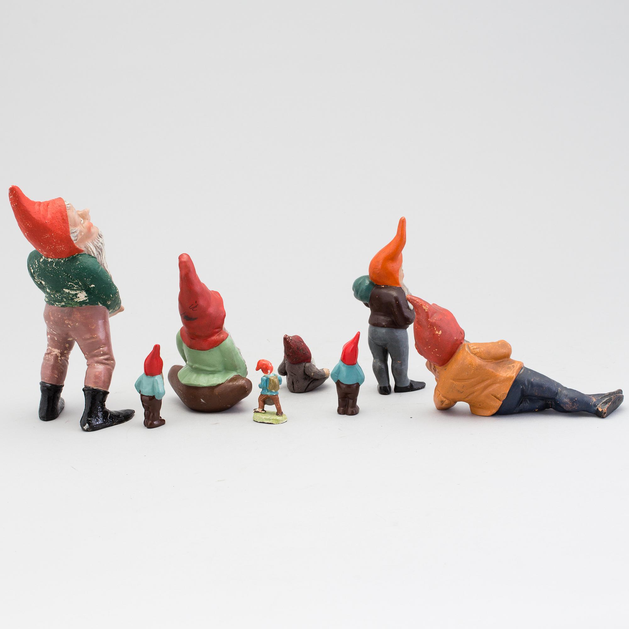 A lot of eight painted terracotta santa claus figurines first half of the 20th century.