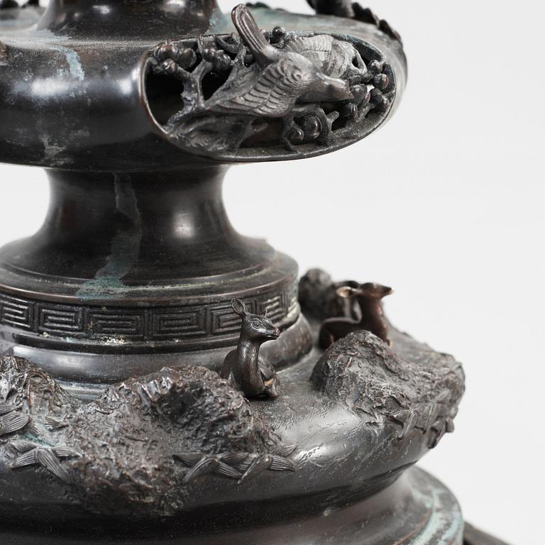 A Japanese bronze censer, Meiji (1868-1912).