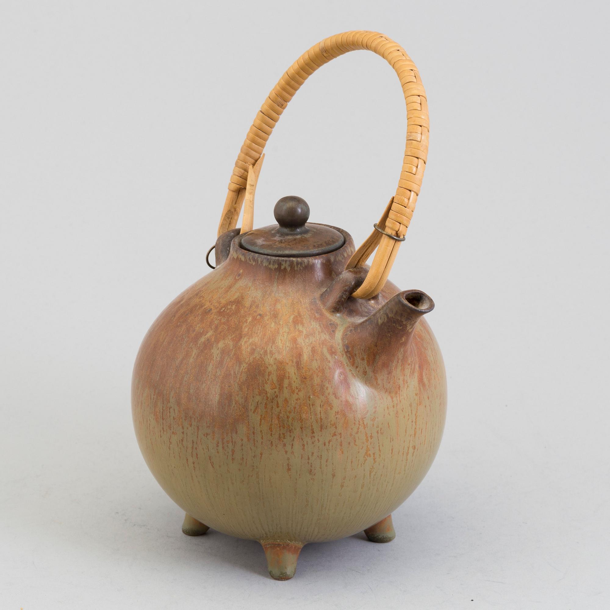 A Gunnar Nylund stoneware teapot, Rörstrand 1950´s.