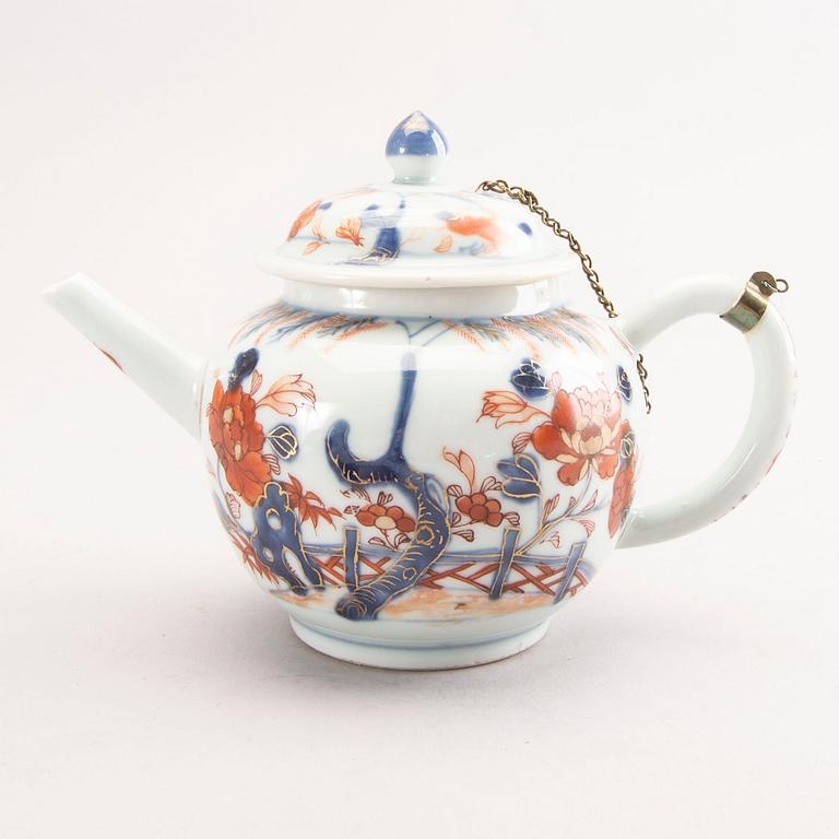 A Chinese Imari Qianlong porcelain teapot with cover.