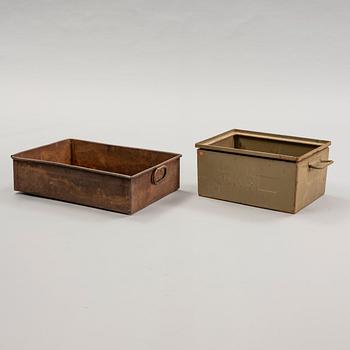 A set of 14 pcs metal boxes.