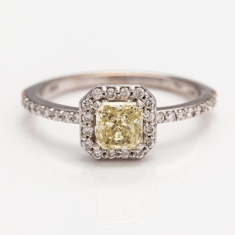 An 18K white god ring with diamonds ca. 0.87 ct in total. ITD, Espoo.