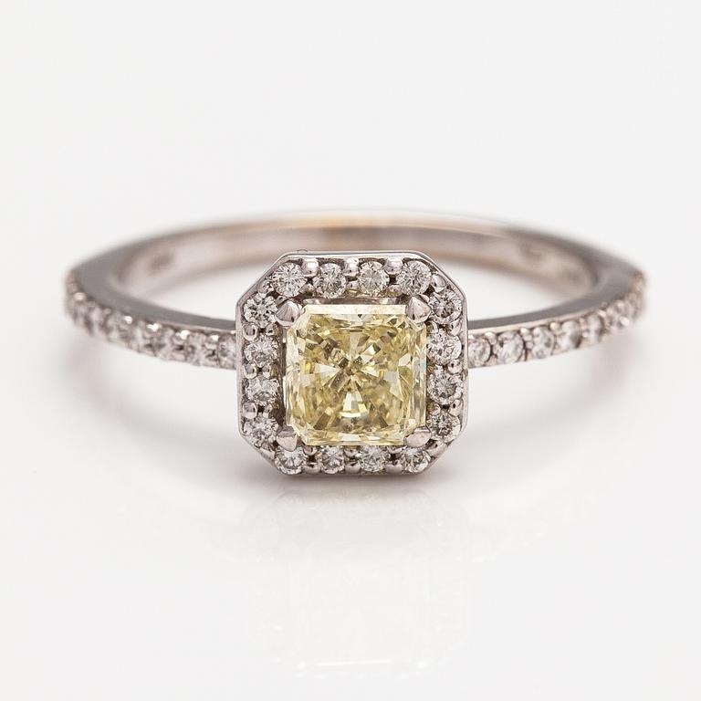 Ring, 18K vitguld, diamanter ca 0.87 ct tot. ITD, Esbo.