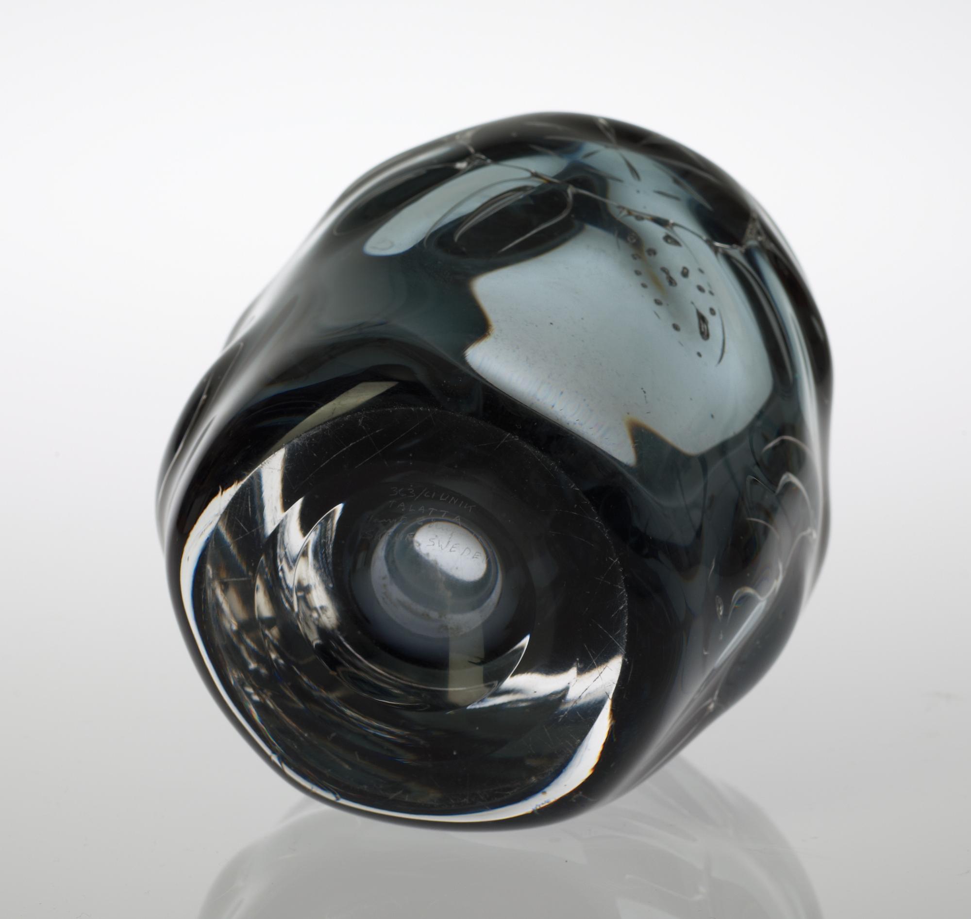 A Bengt Edenfalk 'Talatta' glass vase, Skruf 1961.