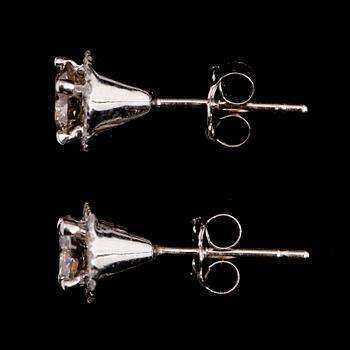 ÖRHÄNGEN, 1 par, 14 k vitguld, med briljantslipade diamanter 0.82 ct samt 0.70 ct. Totalt ca 1.52 ct.