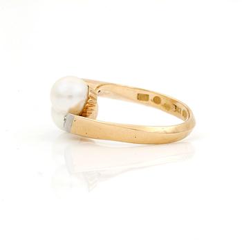 RING samt ÖRHÄNGEN, ett par, troligen odlade pärlor och små diamanter, Stockholm, 1900-talets mitt. 18K guld.