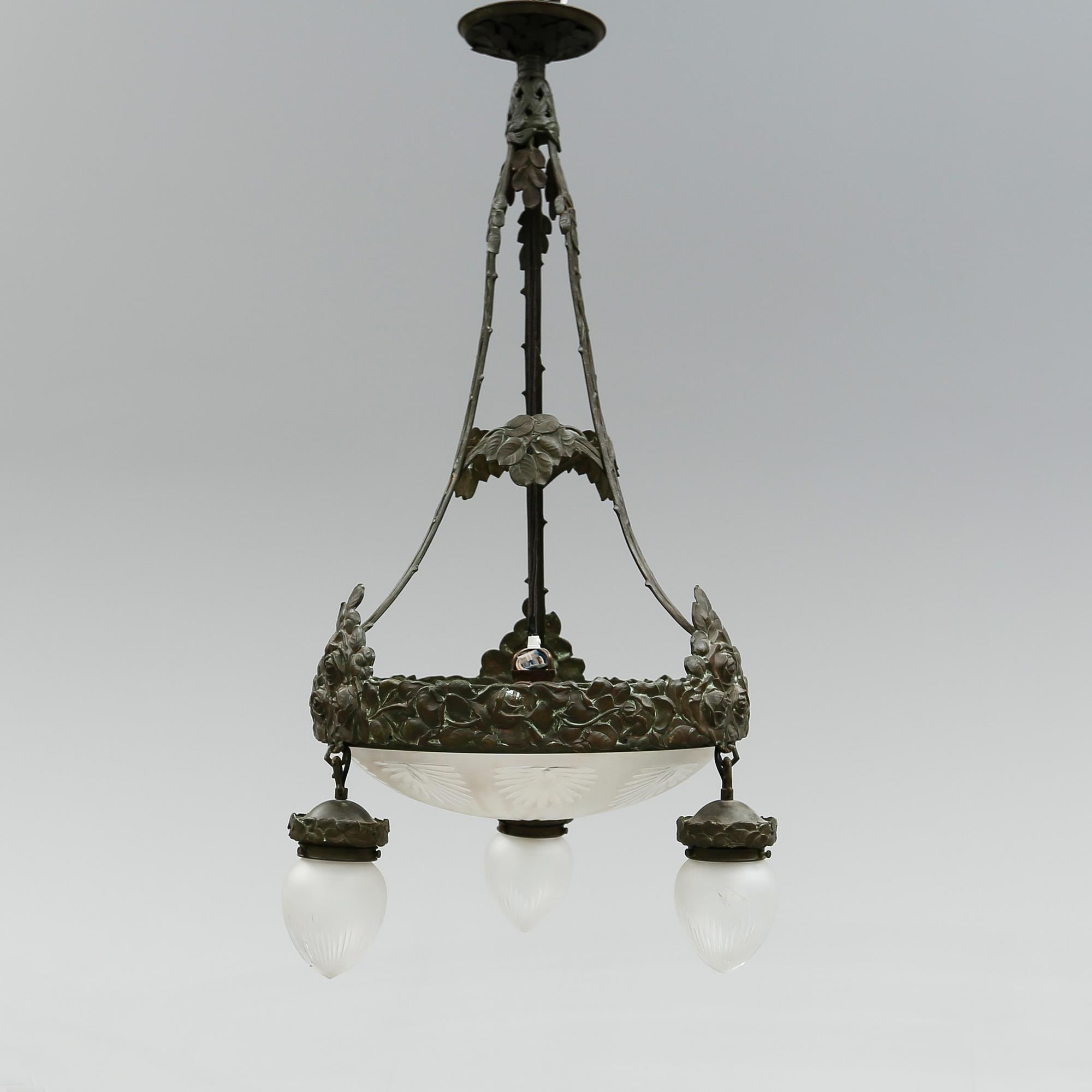 TAKLAMPA, jugend, tillskriven Alice Nordin, Böhlmarks. Höjd ca 110 cm.