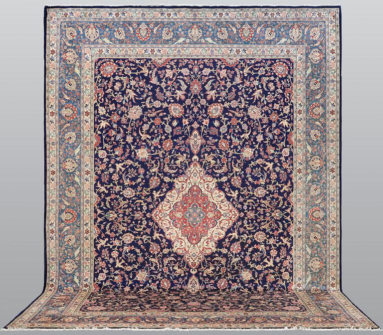 A Sarouk carpet, approx. 417 x 310 cm.