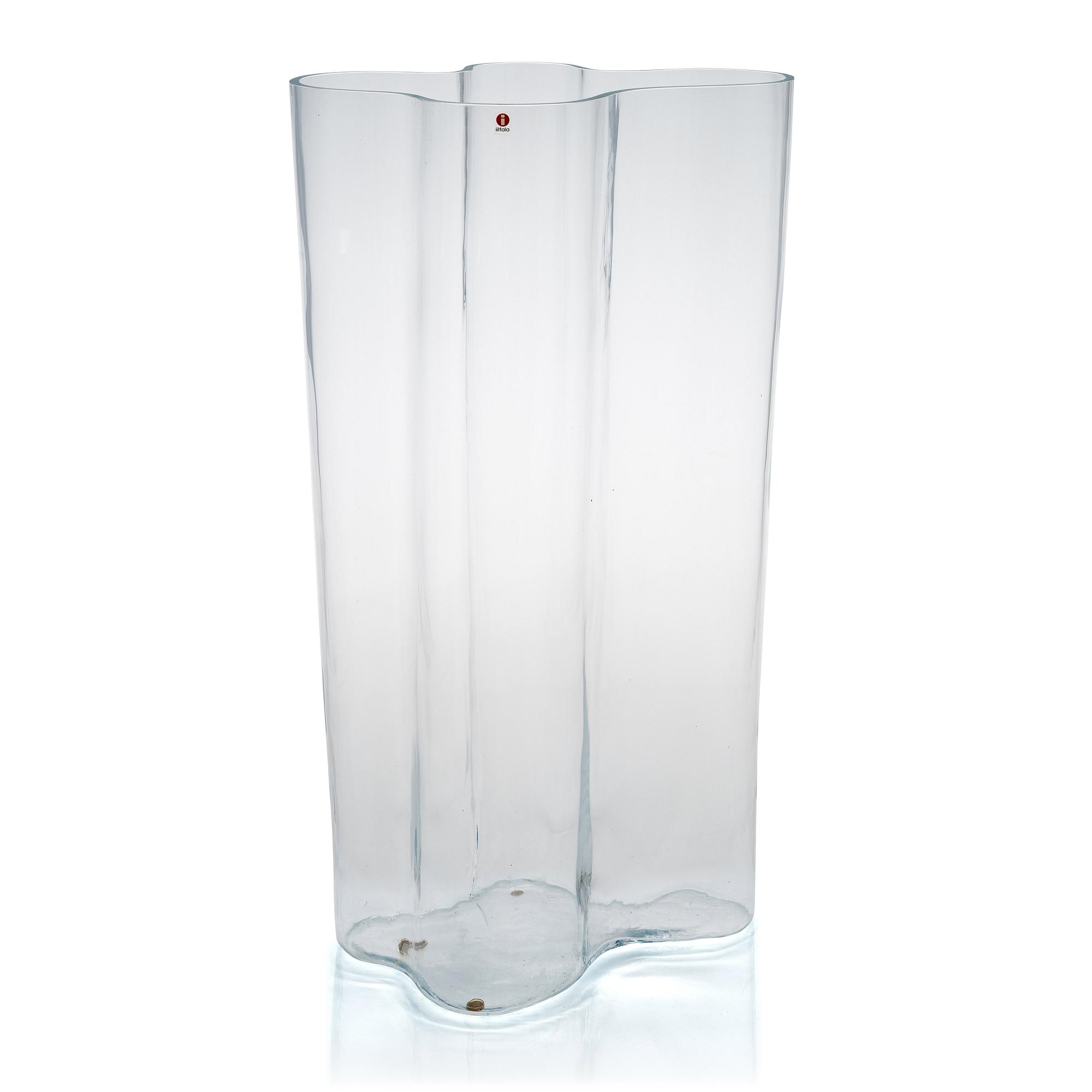 Alvar Aalto, a '0551' vase signed Alvar Aalto Iittala 2006.
