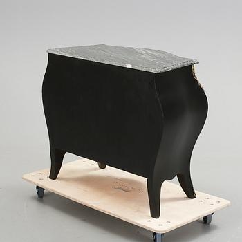 BYRÅ, rokokostil, omkr 1900-talets mitt.