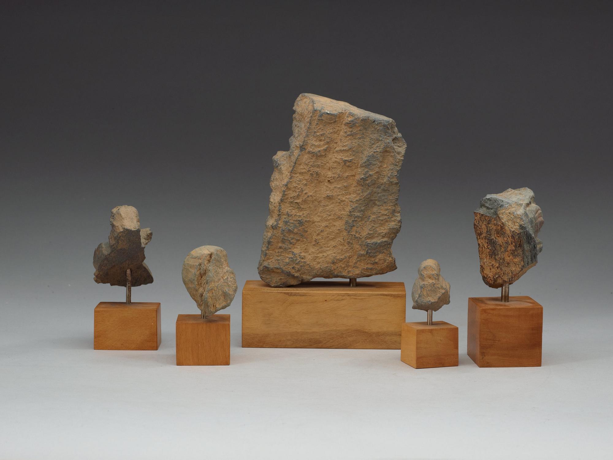 SKULPTURFRAGMENT, fem delar, skiffer. Gandhara.