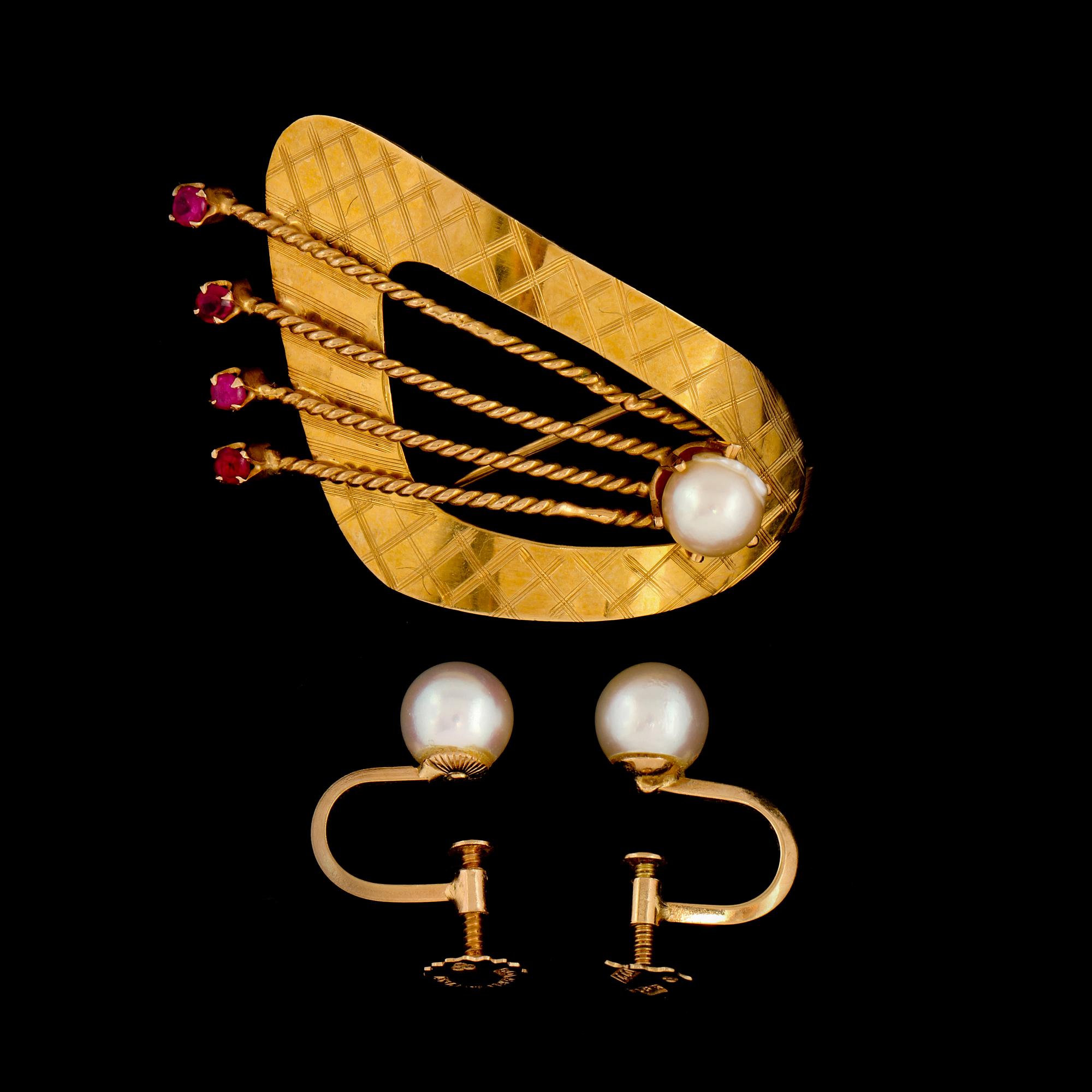 BROSCH SAMT ÖRHÄNGEN, ett par, 18k guld med odlade pärlor samt syntetiska rubiner, delvis Alton, Falköping. Vikt 8 g.