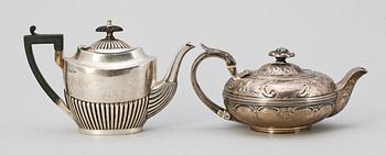 TEKANNOR, 2 st, silver, nyrokoko resp empir, London resp Sheffield, England, 1800-tal. Tot vikt ca 707 g.
