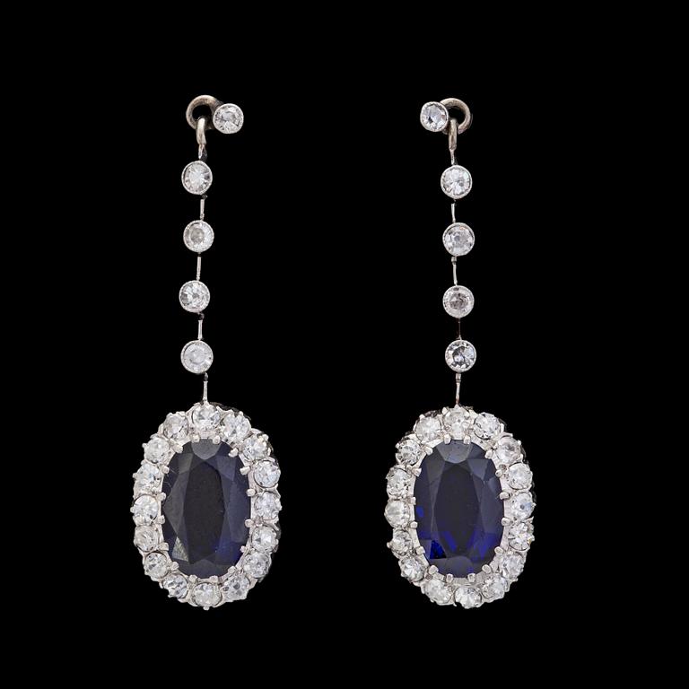 ÖRHÄNGEN, ovala fasettslipade blå safirer och briljantslipade diamanter, tot. ca 0.80 ct.