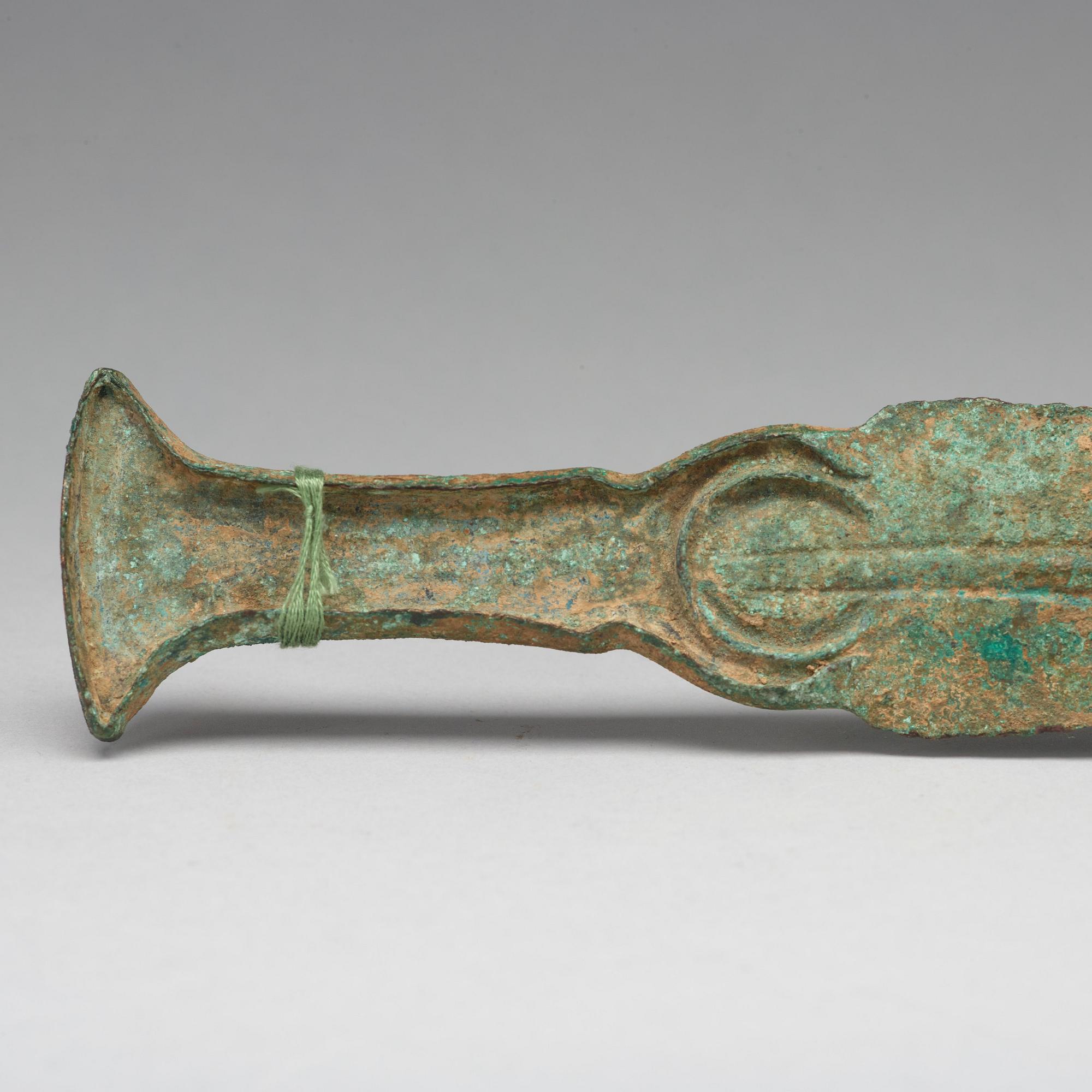 PARTI, bronsföremål, fem delar. Bl.a. Handynastin (206 f. Kr - 220 e. Kr.).