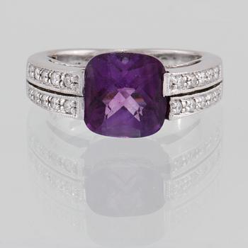 RING, 14k vitguld med checkerslipad ametist och 20 briljantslipade diamanter. Vikt 5 g.