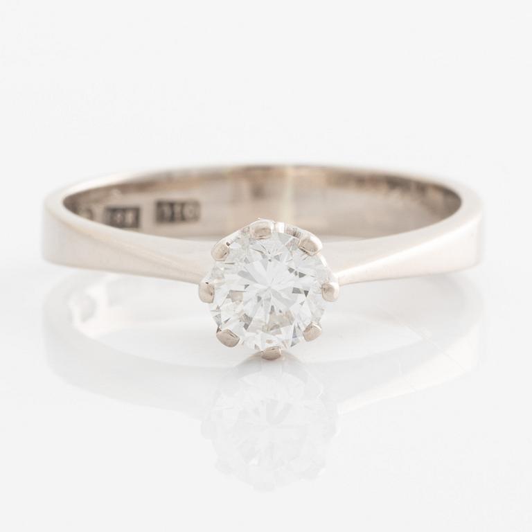 Ring 18K vitguld med en rund briljantslipad diamant.