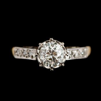 RING, 18 k guld, platina, solitär briljant, ca 0.65 ct, 1900-talets första hälft. Vikt ca 2,63 gr.