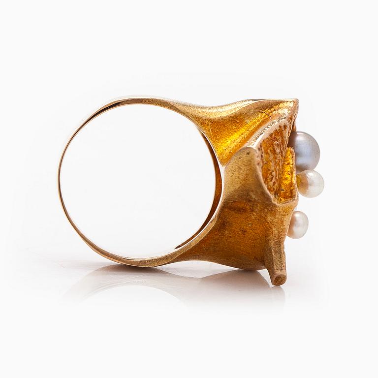 Björn Weckström, sormus, ”Neljä tuulta”, viljellyt helmet, 14K kultaa, Lapponia 1973.