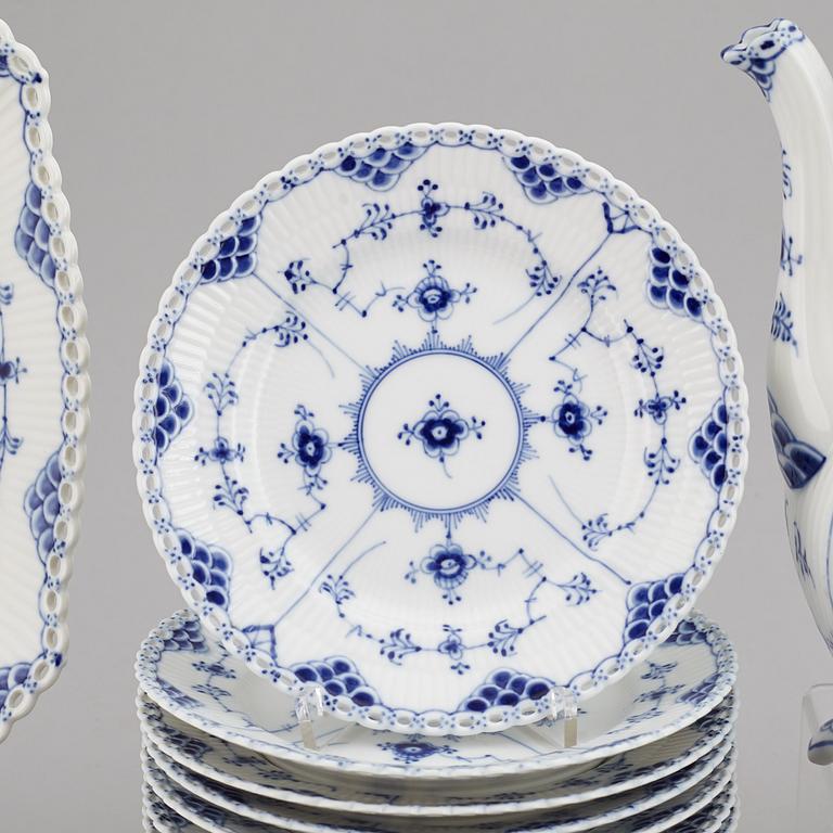ROYAL COPENHAGEN, kaffeservis, 45 delar, porslin, "Musselmalet Helblonde", Danmark.