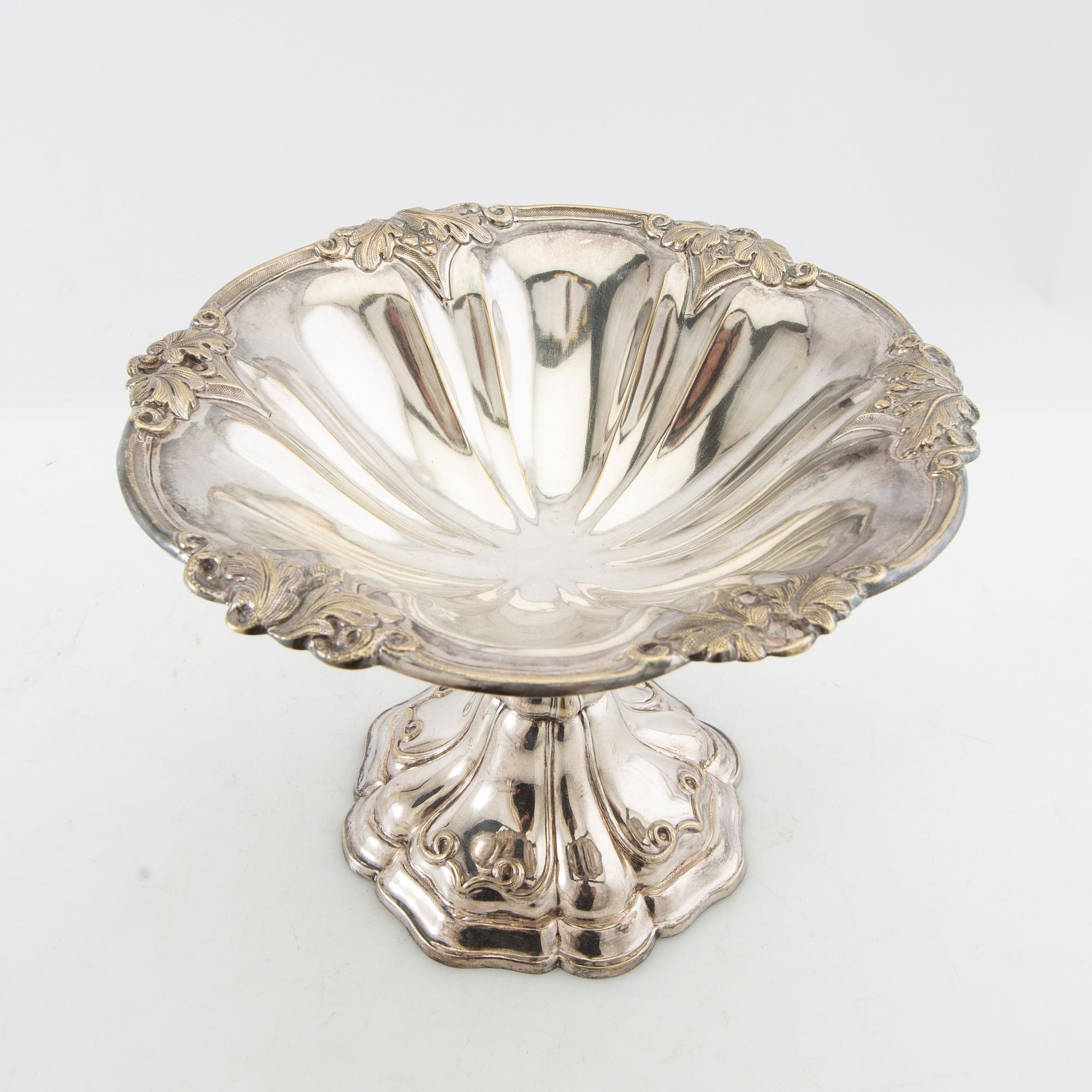 Skålar på fot 2 st samt jardinière nysilver 1900-talets början.