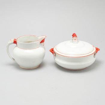 An eartheware porrige tureen and a jug from Göteborg, around the year 1900.