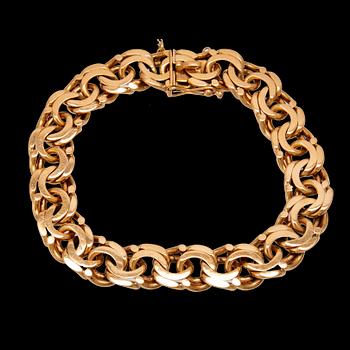 An 18K gold bracelet.