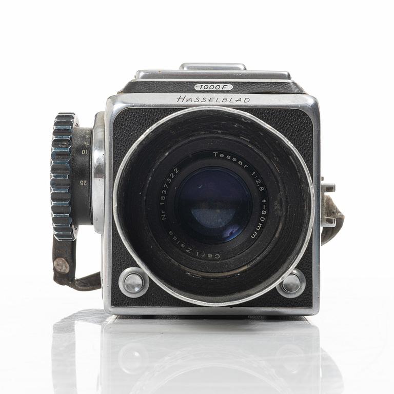 Kamera, Hasselblad 1000 F med objektiv Tessar 1:2,8, Carl Zeiss och stativ.