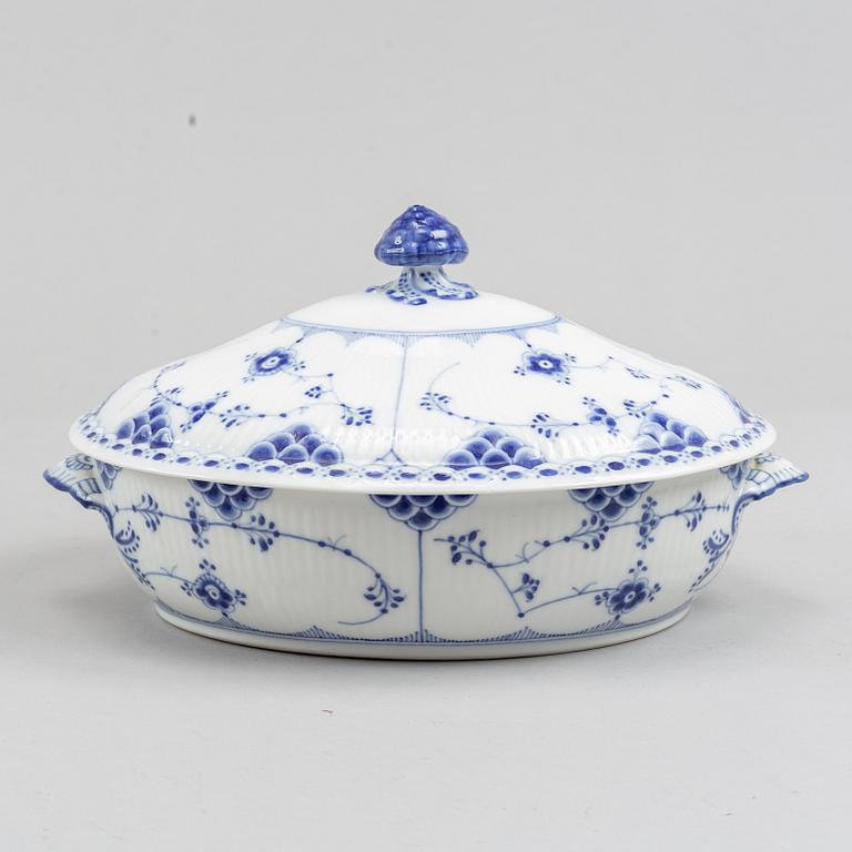 Royal Copenhagen, mat- samt kaffeservis, 85 delar, porslin. "Musselmalet", Danmark, 1900-tal.