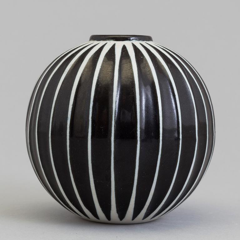 A Stig Lindberg earthenware 'Domino' vase, for Gustabsnerg. 1955-1969.