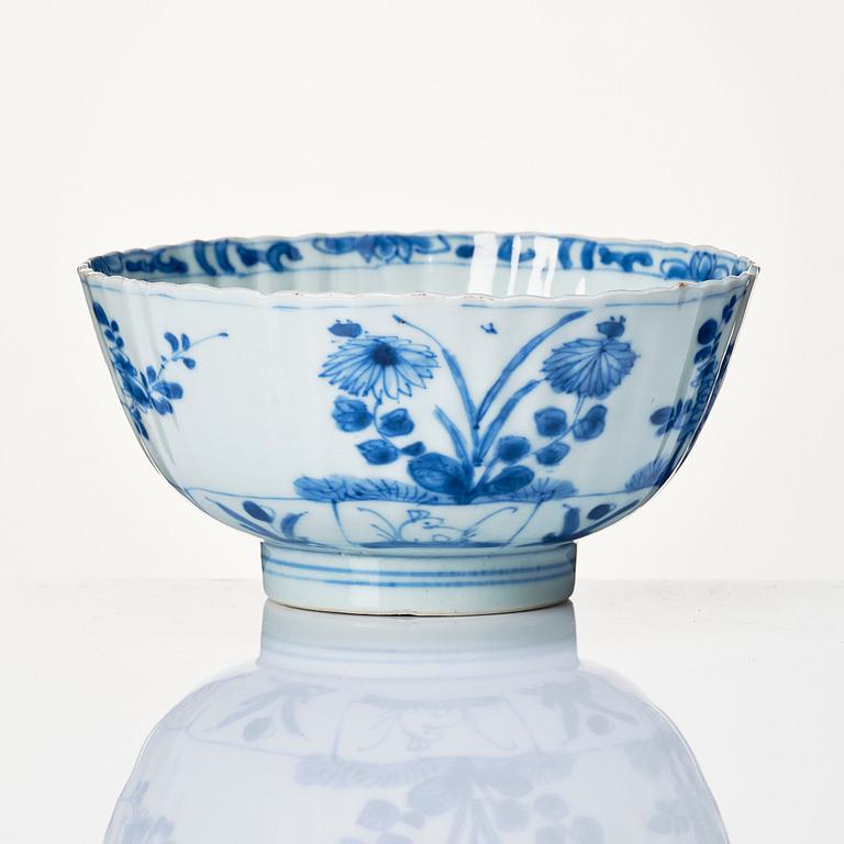 A blue and white bowl, Qing dynasty, Kangxi (1662-1722).