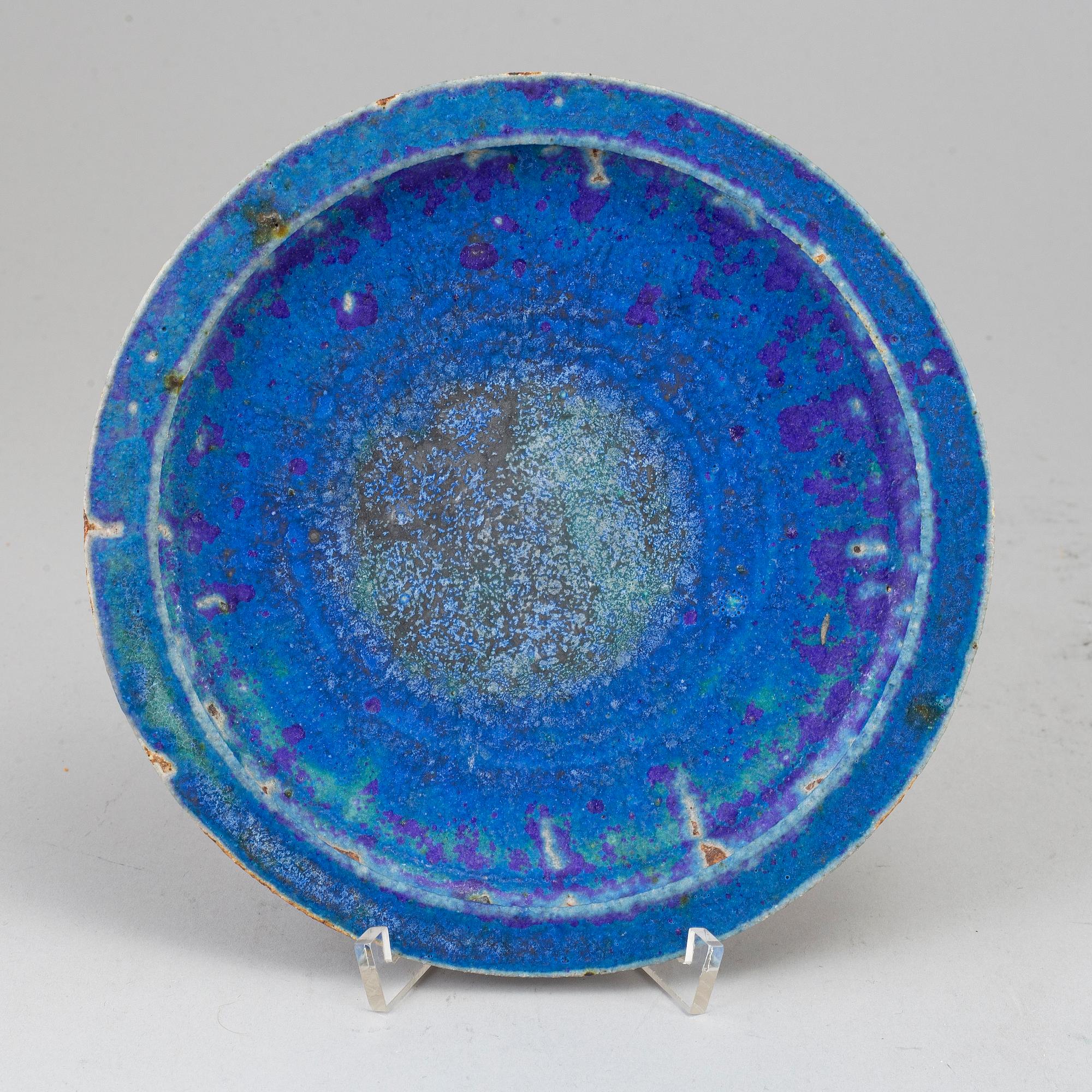 KYLLIKKI SALMENHAARA, a stoneware plate, signed, Arabia, Finland.