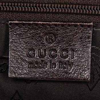 LAUKKU, Gucci.