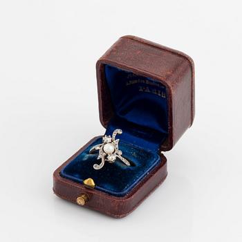 Ring guld och platina med en pärla och rosenslipade diamanter.